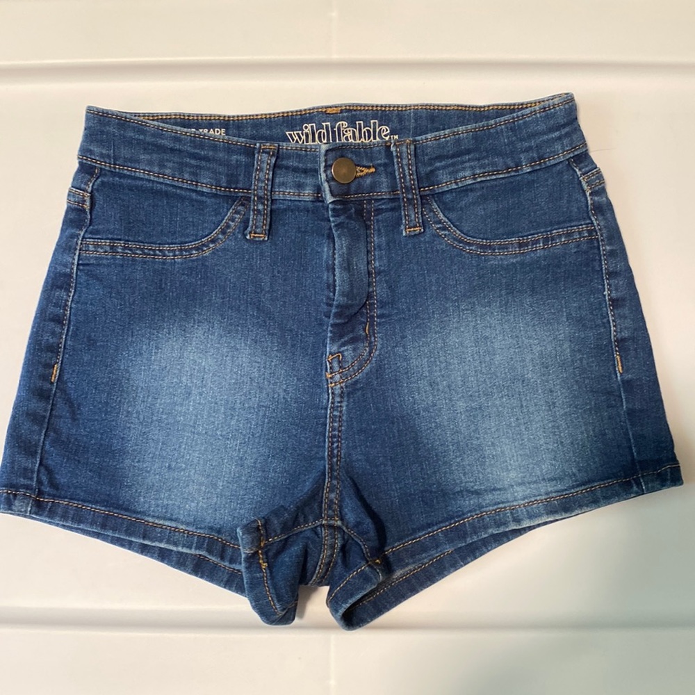 WILD FABLE high rise 2” inseam fair trade denim shorts. Size US 2 (26r waist).